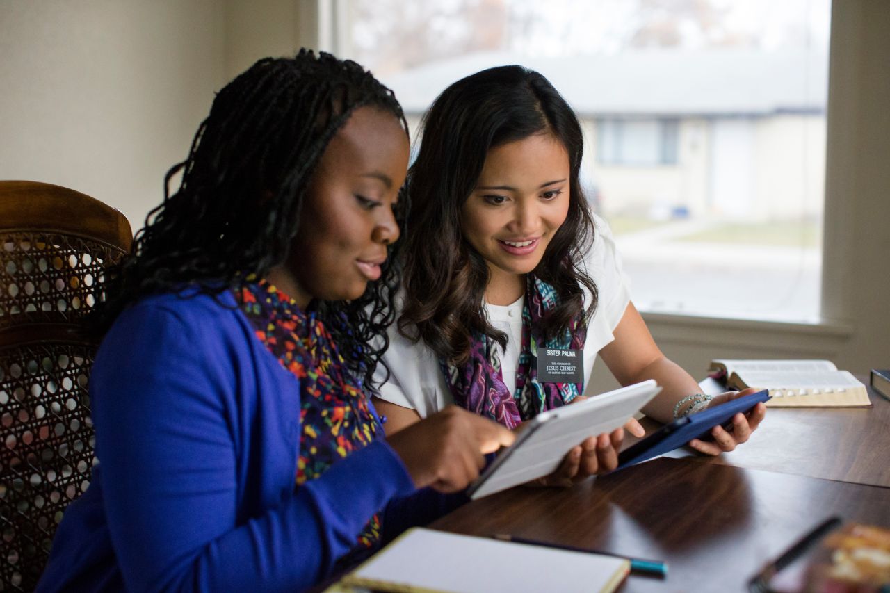 Missionnaires donnant un enseignement en ligne