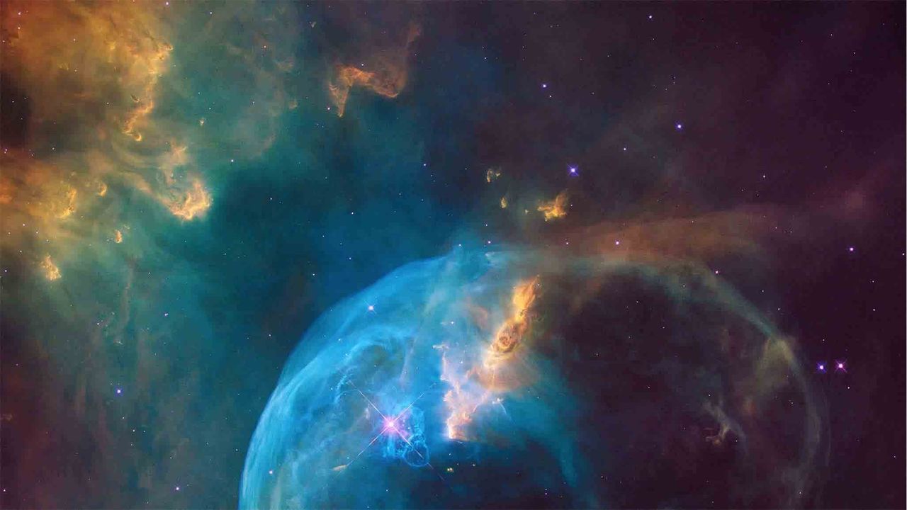 Les nuages dans l’espace lointain montrent la main de Dieu dans la nature et sa création de la terre