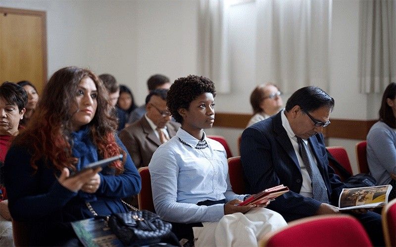 Une assemblée dans une église étudie les enseignements de Jésus-Christ