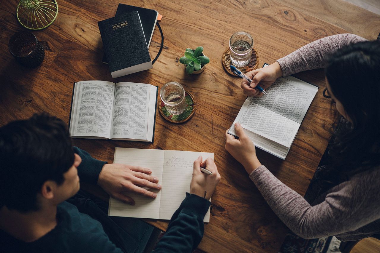 Un couple étudie le Livre de Mormon à sa table de cuisine et apprend ce qui a trait au Saint-Esprit
